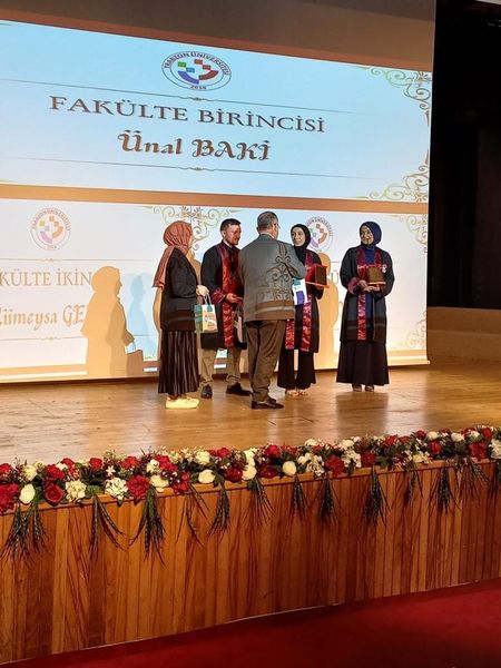 DERECE İLE MEZUN OLAN İLAHİYAT FAKÜLTESİ MEZUNLARINA VAKFIMIZDAN HEDİYE